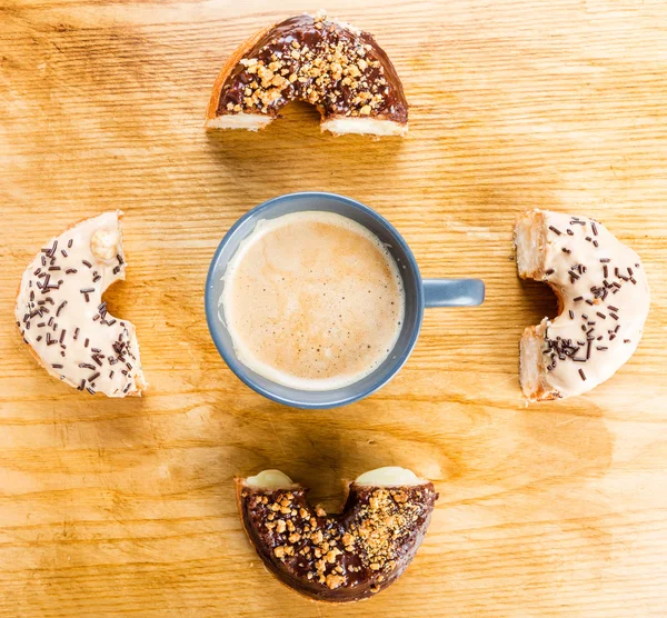 甜甜圈 cronut 木制桌子上 — 图库照片