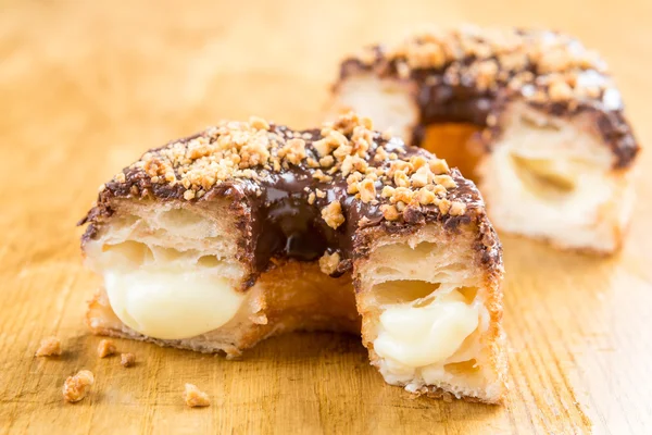 Donut Cronut auf einem Holztisch Stockbild