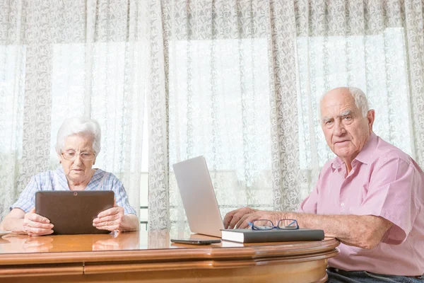 Laptop e tablet — Fotografia de Stock