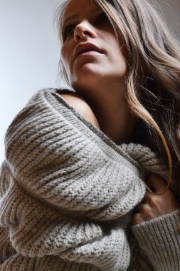 Studio güzel kadın moda fotoğrafı