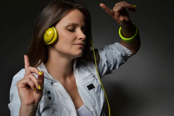 Güzel bir genç kadın müzik dinleme — Stok fotoğraf