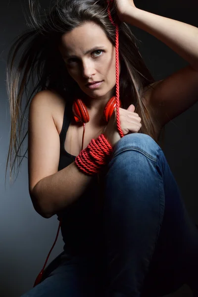 Piękna młoda kobieta z czerwonej słuchawki — Zdjęcie stockowe