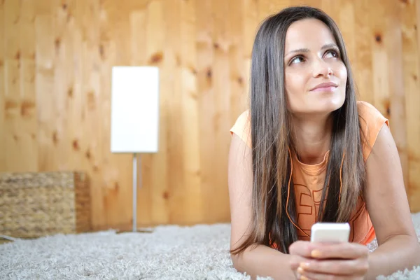 Een jonge vrouw luisteren muziek in haar kamer — Stockfoto