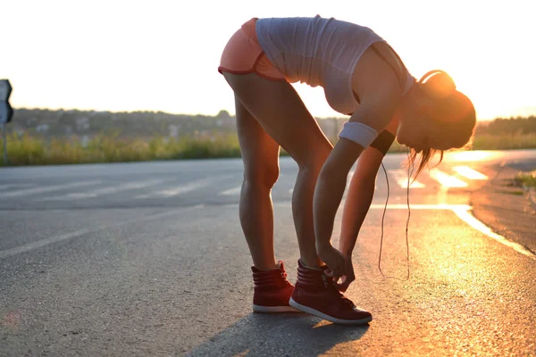 Young woman working out in the park — Stock Photo, Image