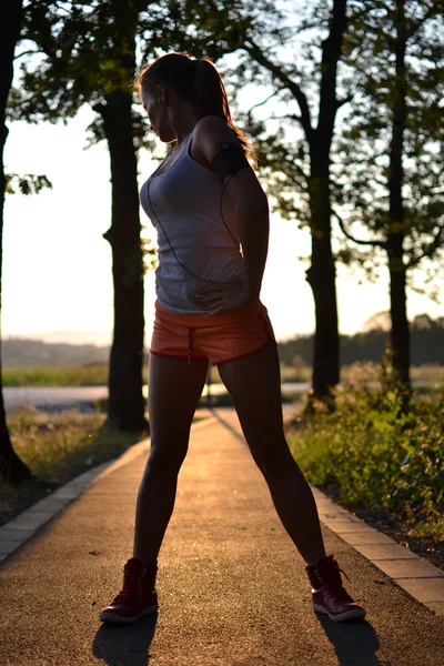 Jovem mulher trabalhando no parque — Fotografia de Stock