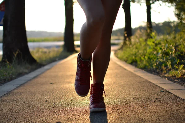 공원에서 산책 하는 젊은 여자를 가까이 다리 — 스톡 사진
