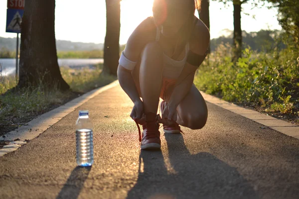 Young woman working out in the park — Stock Photo, Image