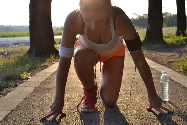 Young woman working out in the park — Stock Photo, Image