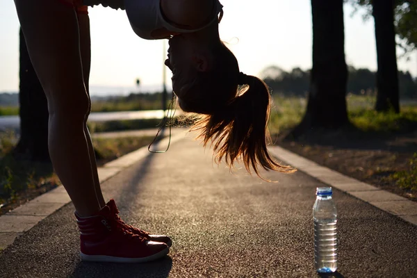 Jovem mulher trabalhando no parque — Fotografia de Stock