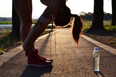 Parkta çalışan genç bir kadın.