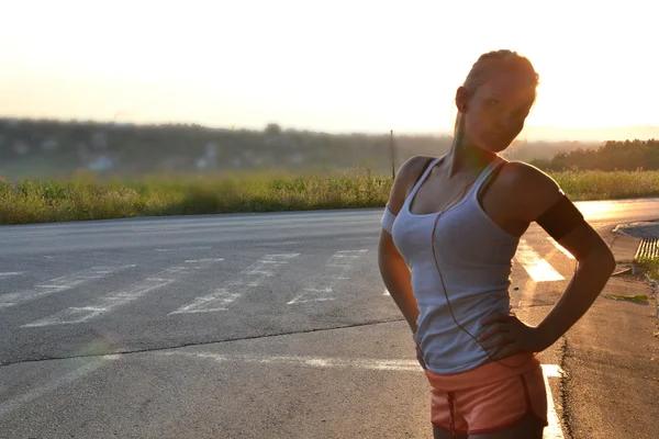 Jovem mulher trabalhando no parque — Fotografia de Stock