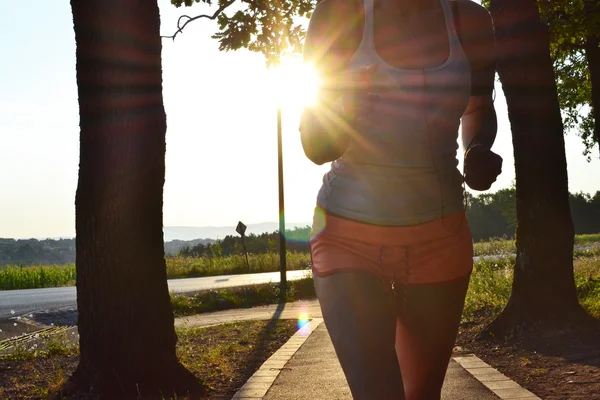 Jovem mulher correndo no parque — Fotografia de Stock