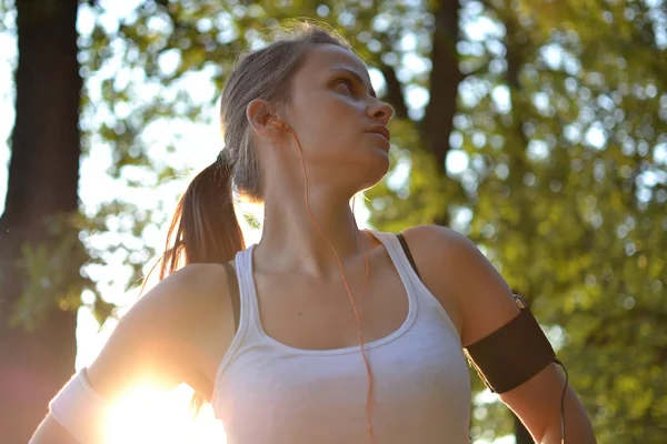 Jeune femme travaillant dans le parc — Photo