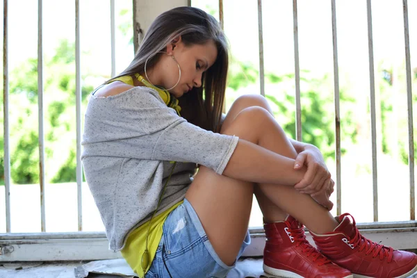 Hermosa chica sentada en la ventana —  Fotos de Stock