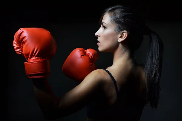 Bela mulher com as luvas de boxe vermelho — Fotografia de Stock