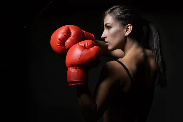Kırmızı boks eldivenli güzel bir kadın. — Stok fotoğraf