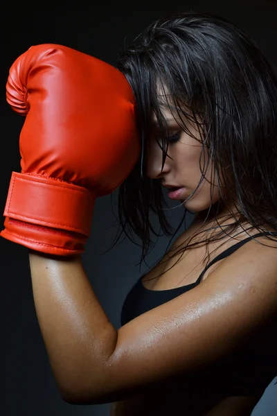 Bela mulher com as luvas de boxe vermelho — Fotografia de Stock