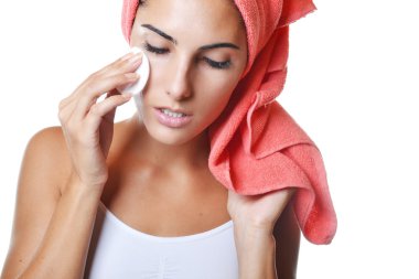 Beyaz tenli güzel bir kadın.