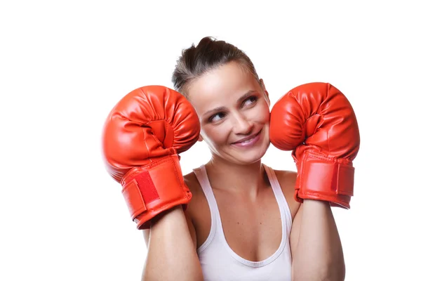 赤いボクシング用グローブで笑顔美人 — ストック写真