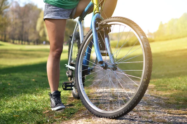 Bisikletli genç kadın — Stok fotoğraf