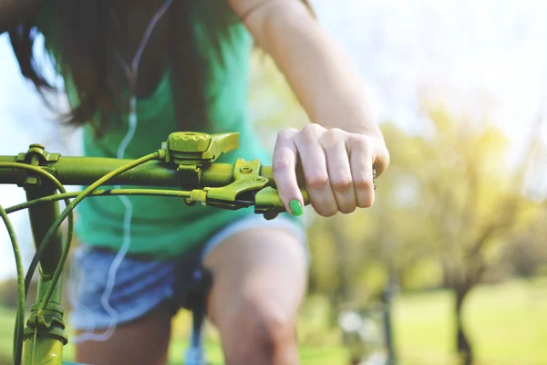 Mujer joven con bicicleta — Foto de Stock