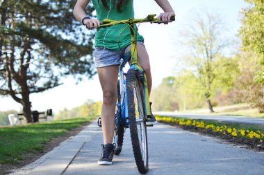 Bisikletli genç kadın