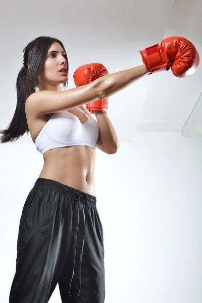 Schöne Fitness-Frau mit roten Boxhandschuhen — Stockfoto