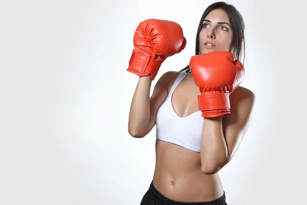 Mulher fitness bonita com luvas de boxe vermelho — Fotografia de Stock