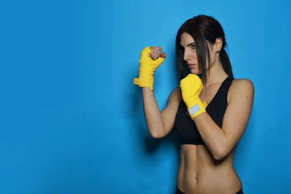 Mulher fitness bonita com a bandagem boxe amarelo — Fotografia de Stock