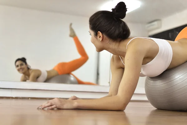 Yoga kvinna — Stockfoto