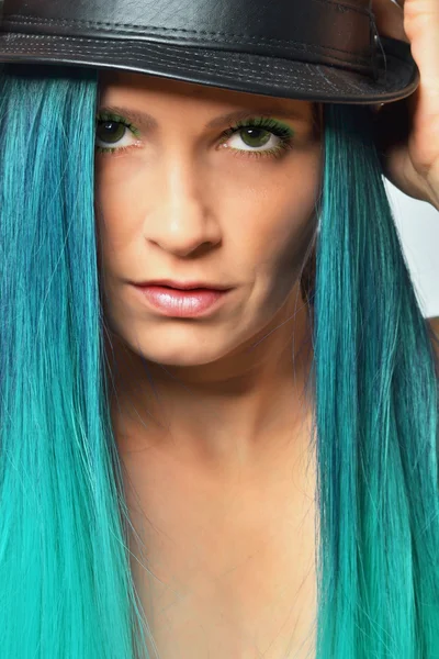 Junge schöne Frau mit blauen Haaren — Stockfoto