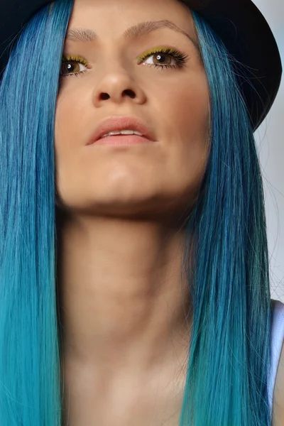 Junge schöne Frau mit blauen Haaren — Stockfoto