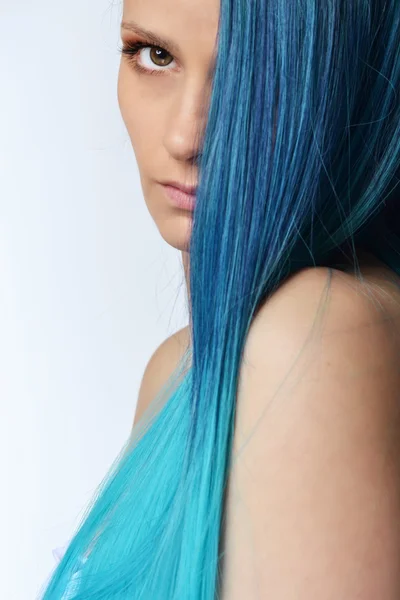 Молодая красивая женщина с голубыми волосами — стоковое фото