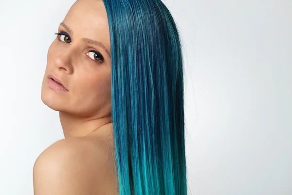 Junge schöne Frau mit blauen Haaren — Stockfoto