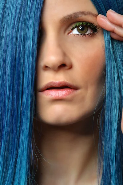 Junge schöne Frau mit blauen Haaren — Stockfoto