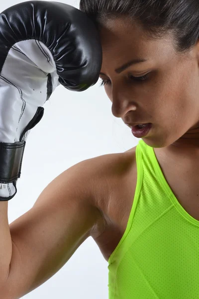 Schöne Fitness-Frau mit den schwarzen Boxhandschuhen — Stockfoto