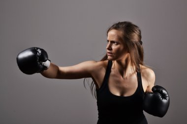 güzel fitness kadın ile zenci Boks eldiveni