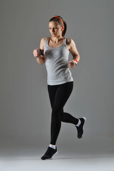 Mulher fitness bonita correndo, tiro estúdio — Fotografia de Stock