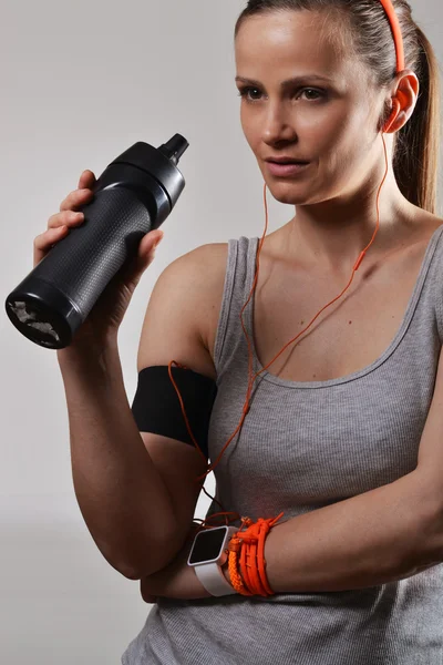 Schöne Fitness-Frau trinkt Wasser, Studioaufnahme — Stockfoto