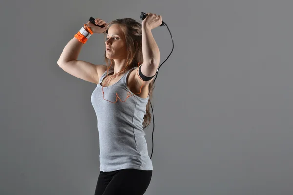 Beautiful fitness woman jumping rope — Stock Photo, Image