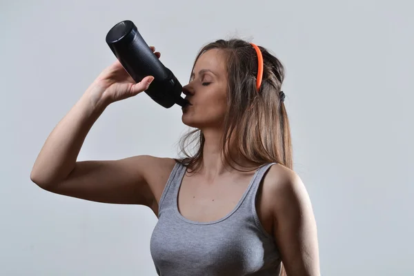 Bella donna fitness bere acqua, colpo in studio — Foto Stock