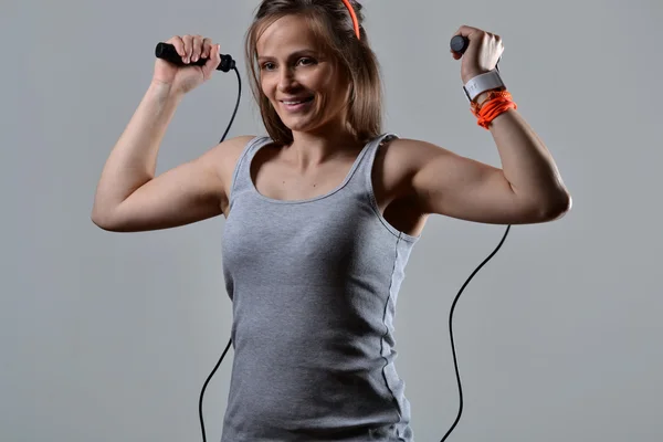 Beautiful fitness woman jumping rope — Stock Photo, Image