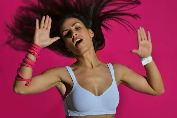 Bella donna di fitness che balla, contro lo sfondo rosa — Foto Stock
