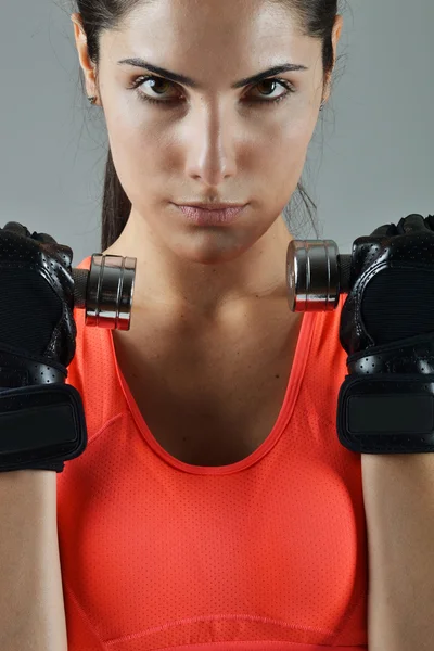 Bella donna fitness che lavora fuori — Foto Stock