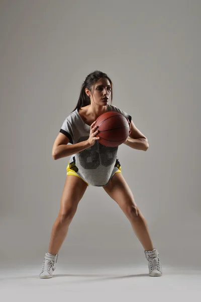 Mooie vrouw met de basketbal, studio opname — Stockfoto