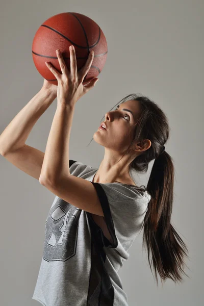 Wanita cantik dengan bola basket, pemotretan studio — Stok Foto