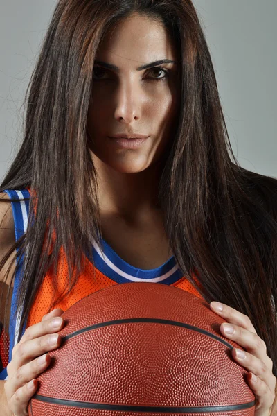 Bella donna con la pallacanestro, colpo in studio — Foto Stock