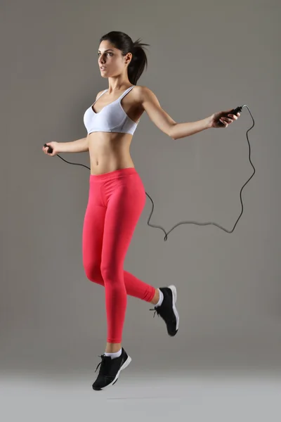 Wanita cantik fitness jumping rope — Stok Foto