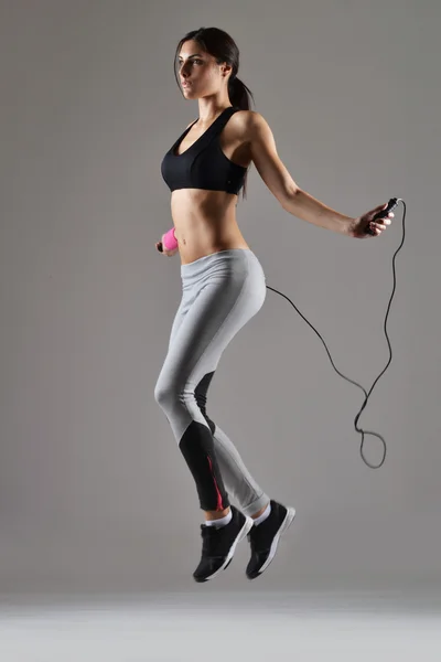 Wanita cantik fitness jumping rope — Stok Foto