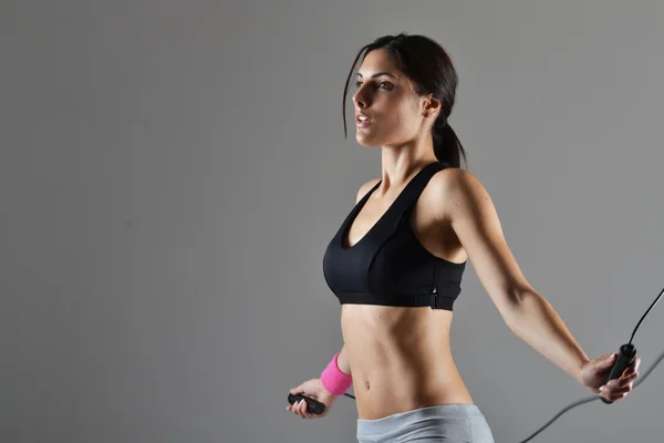 Mooie fitness vrouw springtouw — Stockfoto